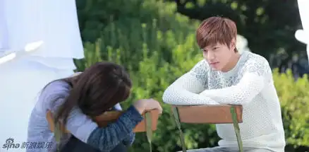 组图继承者曝剧照李敏镐注视朴信惠
