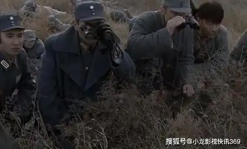 亮剑李云龙观察据点的日军,老版趴着隐藏,新版这是啥造型啊
