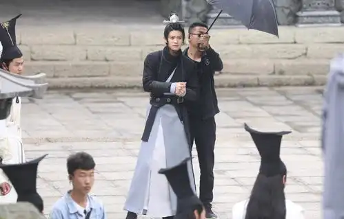与君初相识路透,迪丽热巴绿裙清新,与任嘉伦白衣黑装好搭配
