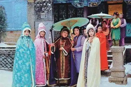 安雯红楼梦晴雯扮演者,被丈夫宠爱23年,晚年砸锅卖铁无家可归
