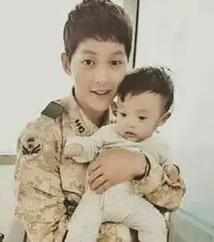 宋仲基抱娃照疯传粉丝崩溃回应希望30岁前结婚