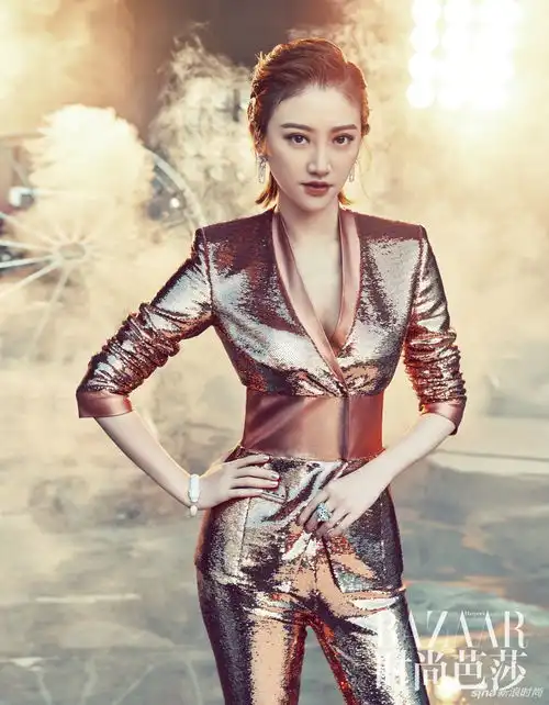 景甜登时尚芭莎冷艳演绎未来感大片
