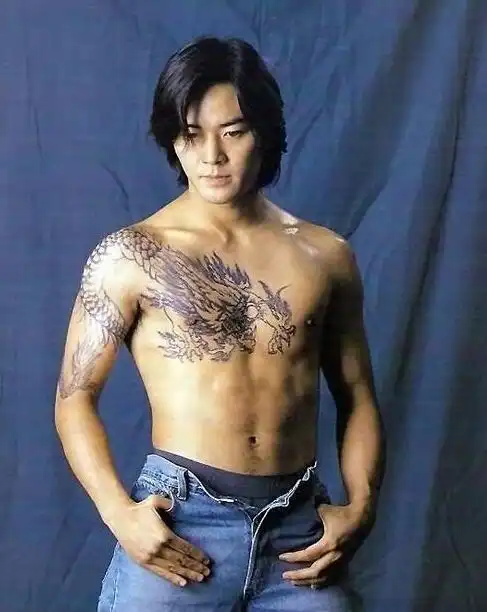 大鹏的一条龙,郑伊健的过肩龙,晋松的牡丹花,论纹身我最佩服他
