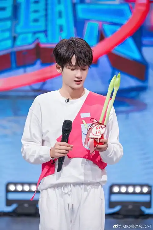 组图檀健次你好星期六剧照绿毛衣造型青春活力