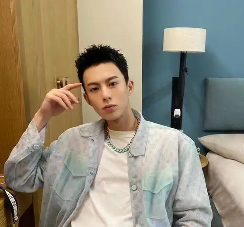 早有正牌女友当红男星恋情曝光,归家三天后换装同出疑似同居
