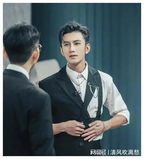 与君初相识中颜值不足三分钟的男配角,何中华演技让观众揪心
