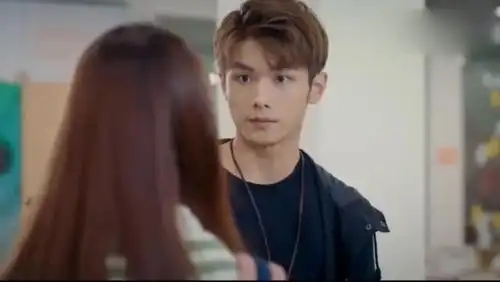 惹上冷殿下芳芳不搭理林弋阳,林弋阳怒摔书包
