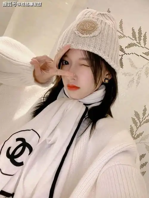 程潇酷girl一枚,绿色摇粒绒外套内搭牛仔夹克,色彩明亮青春时尚
