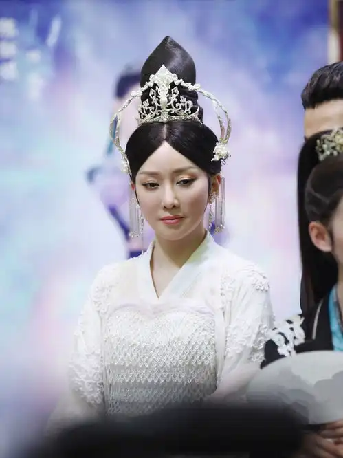 组图萨顶顶挑大梁任音乐总监记者会还原剧中形象