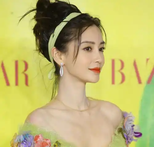 芭莎慈善夜红毯生图来了杨幂复古大花裙压场,杨颖高定首穿迎战
