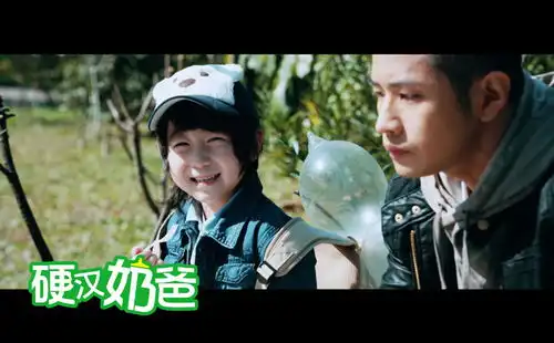 硬汉奶爸首款海报曝光萌娃来袭4.11上映
