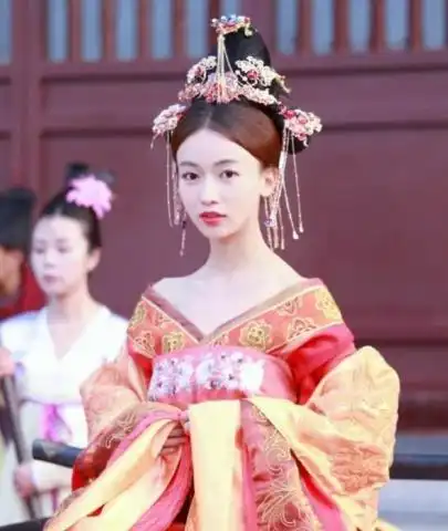 吴谨言一身唐代美人扮相,噘嘴卖萌,比魏璎珞顺眼多了