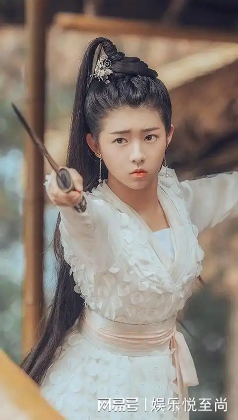 一念关山,女二从蒋依依换成何蓝逗,这落差,也实在是太大了
