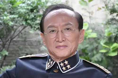 64岁的舒耀瑄娶小12岁妻子,生活虽然滋润,但压力只有自己知道