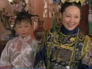 她是孙俪同父异母的妹妹,姐妹颜值相差太大,是甄嬛传中的她