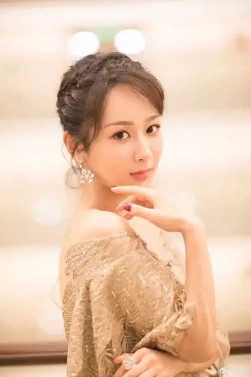 杨紫狂甩14斤不止大换脸,还瘦出了比baby还美的纸片肩
