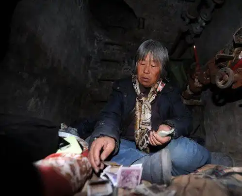 六旬老人缘何蜗居井底
