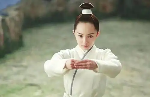 汤唯新造型被嘲像灭绝师太,杨幂也曾被坑,拜托张叔平快收手吧