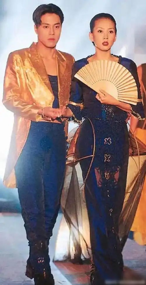 韩在硕放弃家产去演戏,借天桥风云爆火,妻子外貌不输宋慧乔
