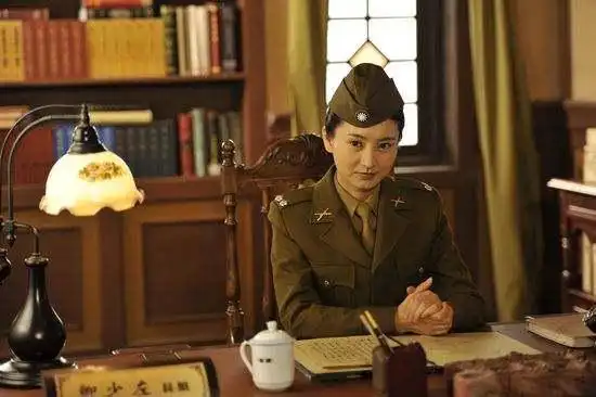 斓曦的悲哀美丽的谎言和丑陋的真实她偏偏是后者
