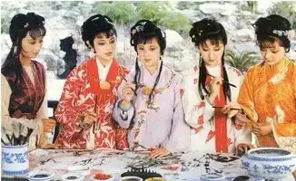 她设计了2700套戏服让87版红楼梦美了30年
