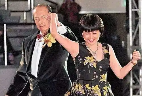 何鸿燊四房太太最受青睐,坦言65岁的他向自己示爱,我被吓坏了
