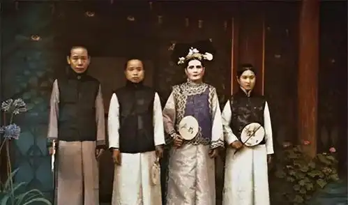 一法国人展出一组晚清彩照格格妆容很是惊悚,颐和园仿佛天堂
