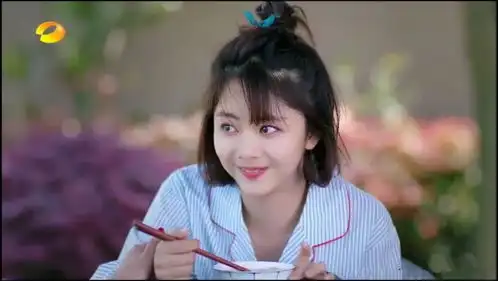 谭松韵浪花一朵朵发型可爱短发秒杀男主
