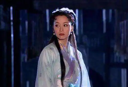 她仅出道5年演4部作品,与影视大佬订婚被热捧,感情破裂后隐退
