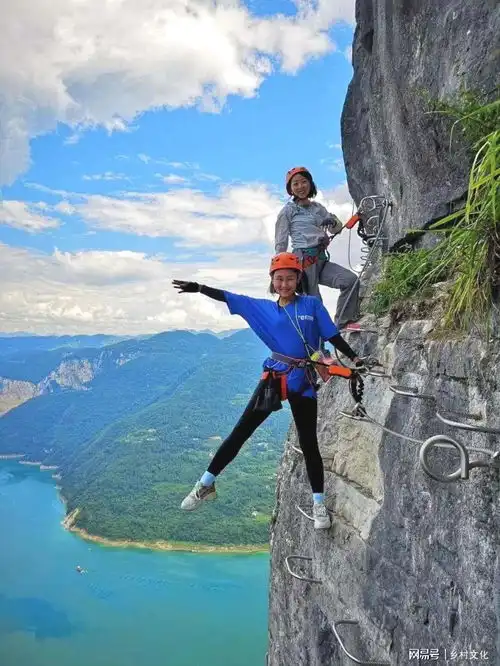 炎炎夏日九重天景区火爆日接待游客几千人