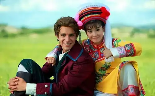 恭喜新还珠格格班杰明扮演者与男友结婚,甜蜜亲吻好恩爱