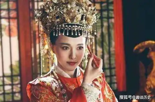 她身为一国公主,却被皇上一眼相中,带入宫后长大成为太后
