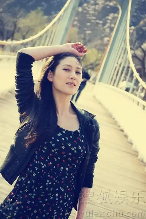 人气女星赵柯春日写真曝光展现完美微笑