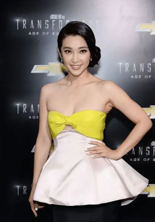 李冰冰花瓶裙包不住好身材,黄色抹胸太亮眼,又纯又欲挺撩人
