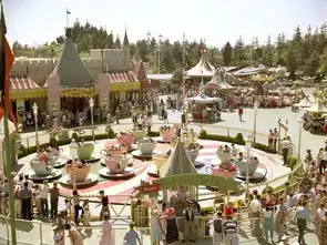 图揭迪士尼乐园成立60周年今昔对比
