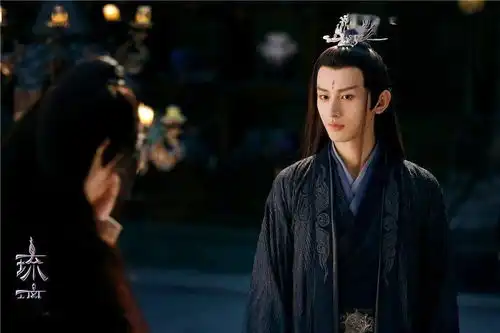 为什么迪丽热巴的脸上总有两根刘海
