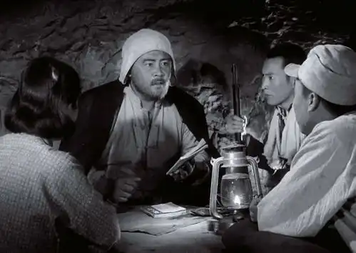 敌人砸开地道,老乡站豁口报告下面无人,而同志们正从他身下爬走
