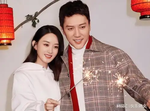 冯绍峰罕见带娃出门游玩与5岁儿子现身上海,低头看手机很忙碌