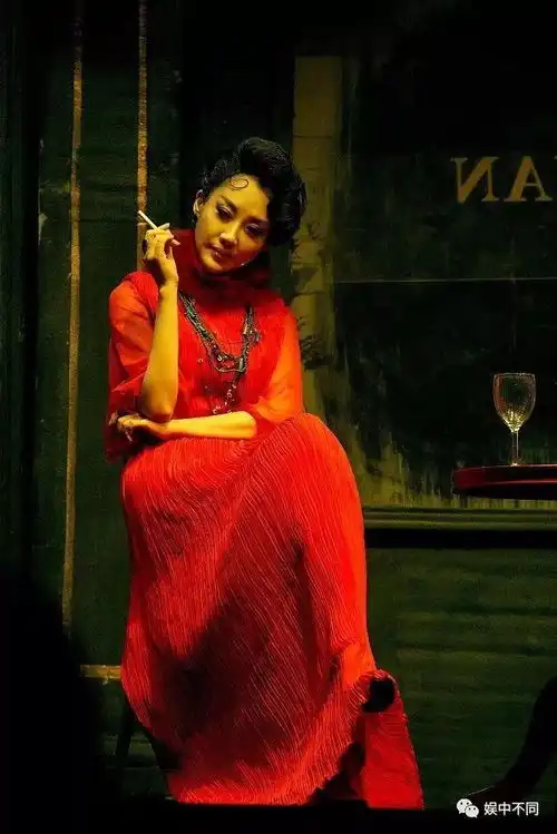 年近半百,活的犹如风情少女胡歌却评价她是最真实的女神