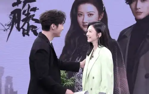 景甜张彬彬合体直播,再现司藤秦放按唇杀,互动太甜,全程姨母笑