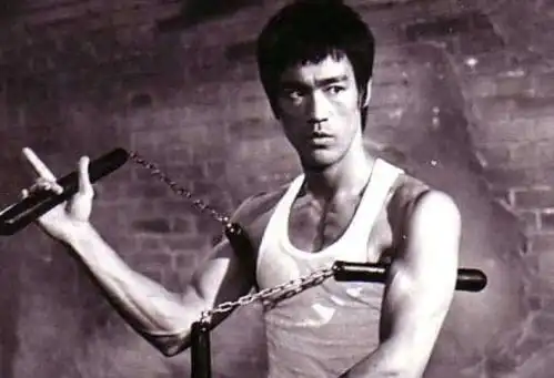 在李小龙儿子拍戏途中,向他开出致命一枪的那个男人,结局如何
