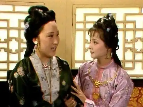 薛姨妈留贾宝玉喝酒,脂砚斋评价了八个字,薛家的教养碎一地
