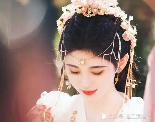 穿丧服还浓妆艳抹,被嘲讽比潘金莲还张扬当演员,真是委屈她了
