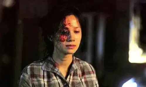 23岁凭一对美乳走红,却因太完美被质疑变性,今40岁活得让女人都羡慕