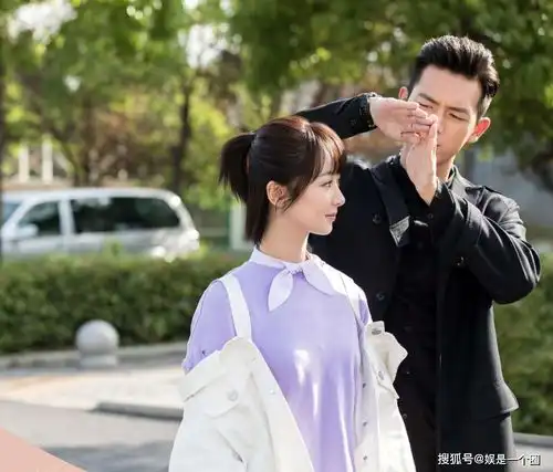 李现为避免绯闻,刻意不扶杨紫下台阶,但这个动作却暴露心思
