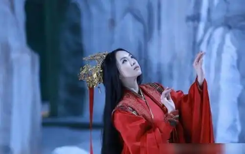 射雕他武功足以与王重阳匹敌,欧阳锋怕他,曾撮合周伯通与瑛姑
