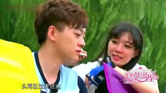 男生领女孩去钓鱼网友不会钓鱼还领她去干嘛,尴尬了吧
