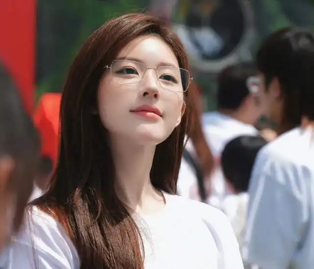 赵露思最新路透翻车粉色裙子被嘲精致土,审美似回家的诱惑