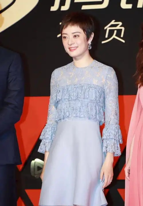 孙俪穿衣很个性圆领毛衣配短裤像是两个季节,短发也有女神范儿