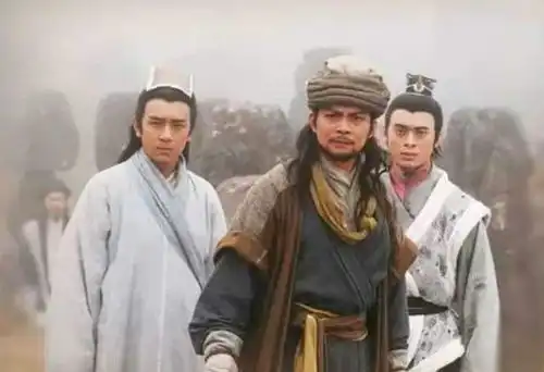 83版射雕英雄传,站在主演后的那个小弟,后来成了大神
